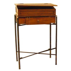 Escritorio de hierro y madera