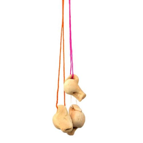 Silbato de cerámica con colgante de lana