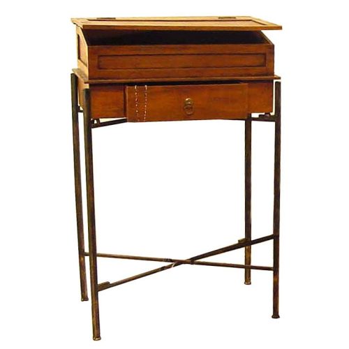 Escritorio de hierro y madera
