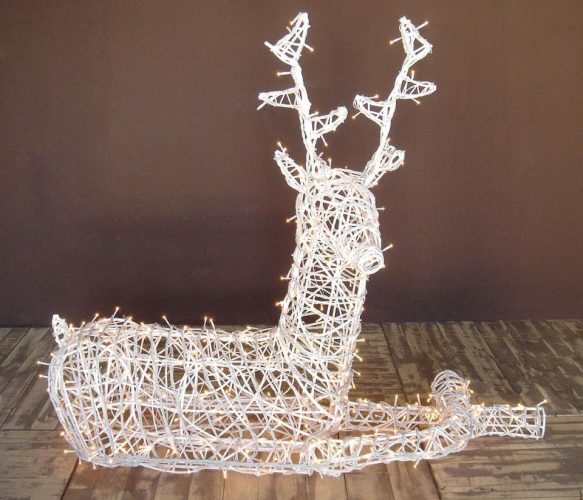 Ciervo blanco tumbado con luz