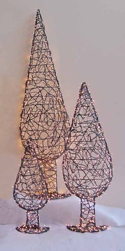 Ciprés pared verde con luz