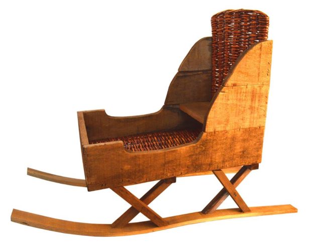 Trineo de madera y mimbre