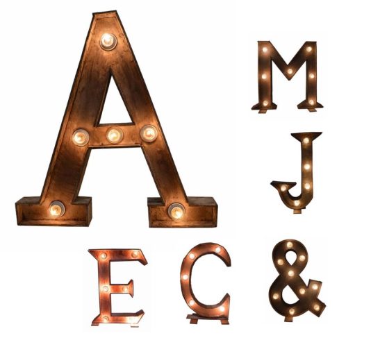 Letra de madera marrón con instalación