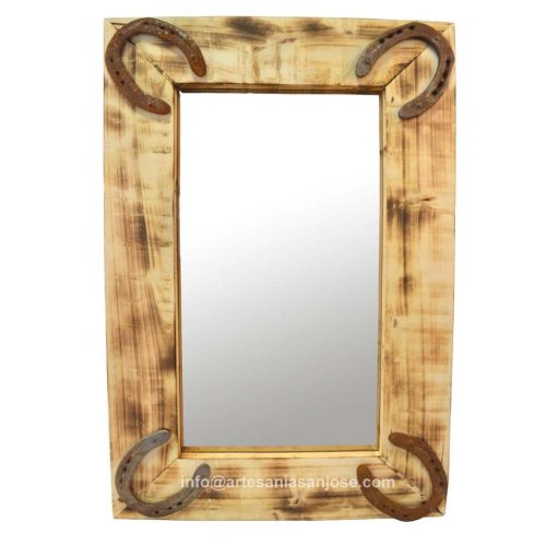 Espejo madera con herraduras