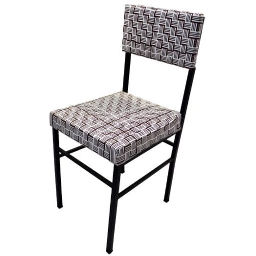 Silla de cuadros marrón y blanca