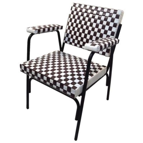 Sillón de cuadros marrón y blanco