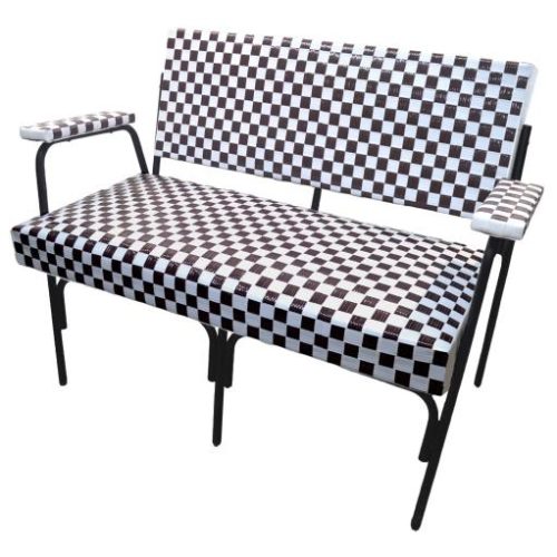 Sofá de cuadros marrón y blanco