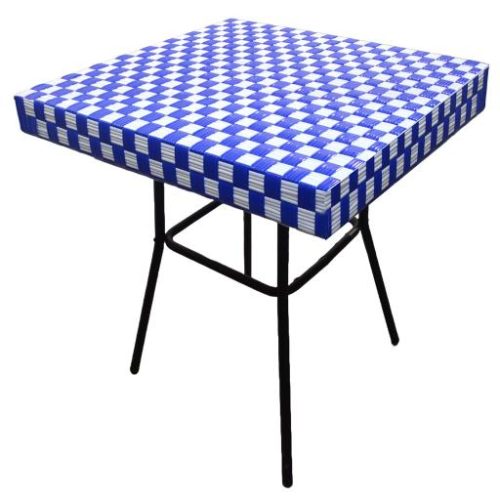 Mesa cuadrada de cuadros azul y blanca