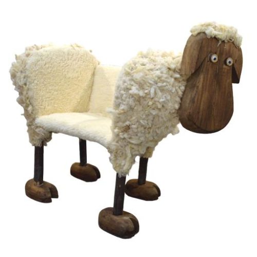 Asiento en forma de oveja de lana y madera