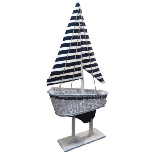 Expositor en forma de barco de madera y mimbre