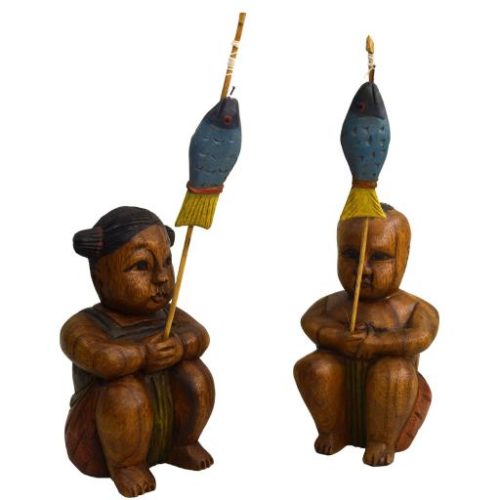 Pareja de niños de madera pescando