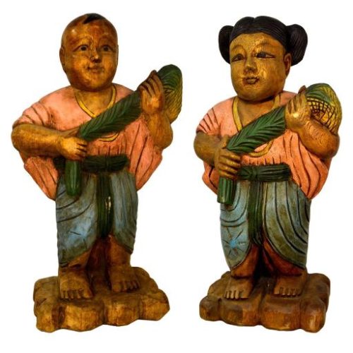 Pareja de niño y niña de madera con palma