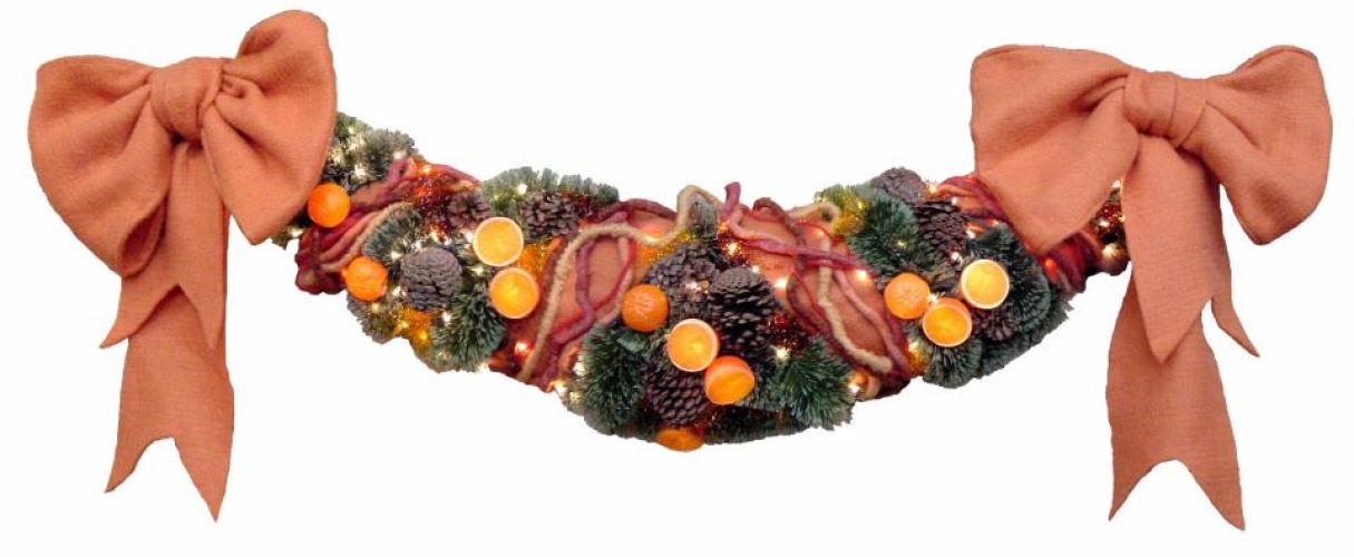 Guirnalda espumillón y naranja iluminada con lazos