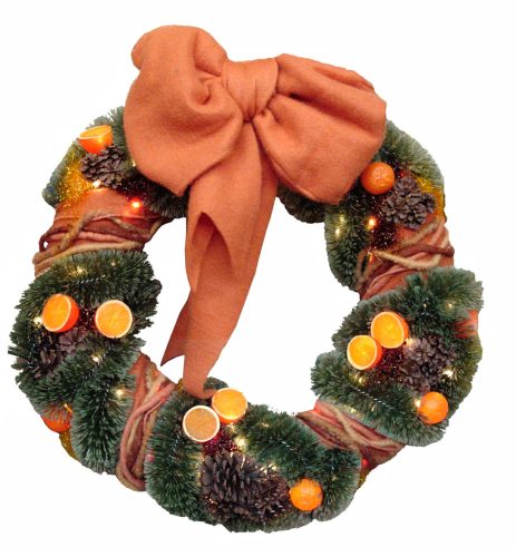 Corona espumillón y naranjas con luz