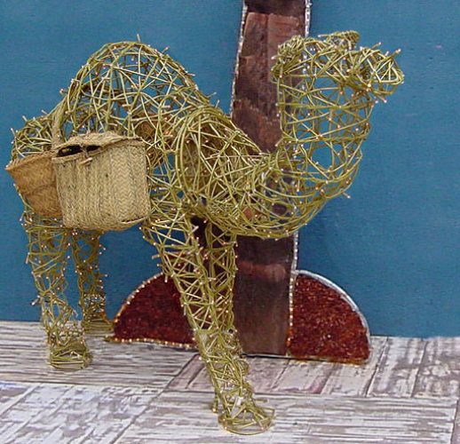 Camello de pie con luz