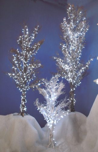 Árbol ramas blanco con luz y nieve