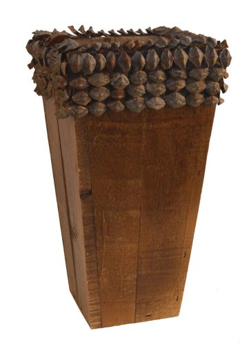 Florero madera marrón y dientes de piña