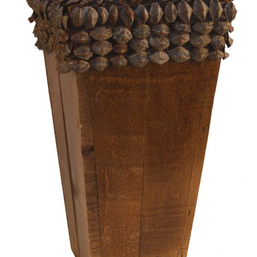 Florero madera marrón y dientes de piña