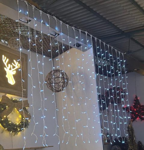 Cortina de luces cable negro  luz cálida sin flash