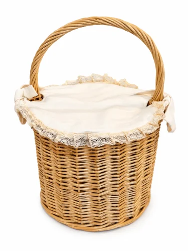 Cesta de mimbre con encaje artesanal
